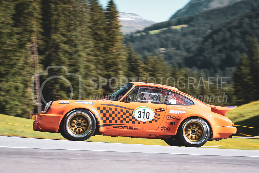 21. Arosa ClassicCar 2025 - 6. =September= 2025 | Roger Mettler aus Reinach AG (SUI) in einem Porsche RSR aus dem Jahre 1986 mit Startnummer 310 am Arosa ClassicCar 2025 in der Kategorie Sport Trophy..@arosaclassiccar, @arosa.official, #arosaclassiccar, #arosa, #76curves, #classiccarBild: Sportfotografie Markus Aeschimann | www.markus-aeschimann.ch - Realisiert mit Pictrs.com