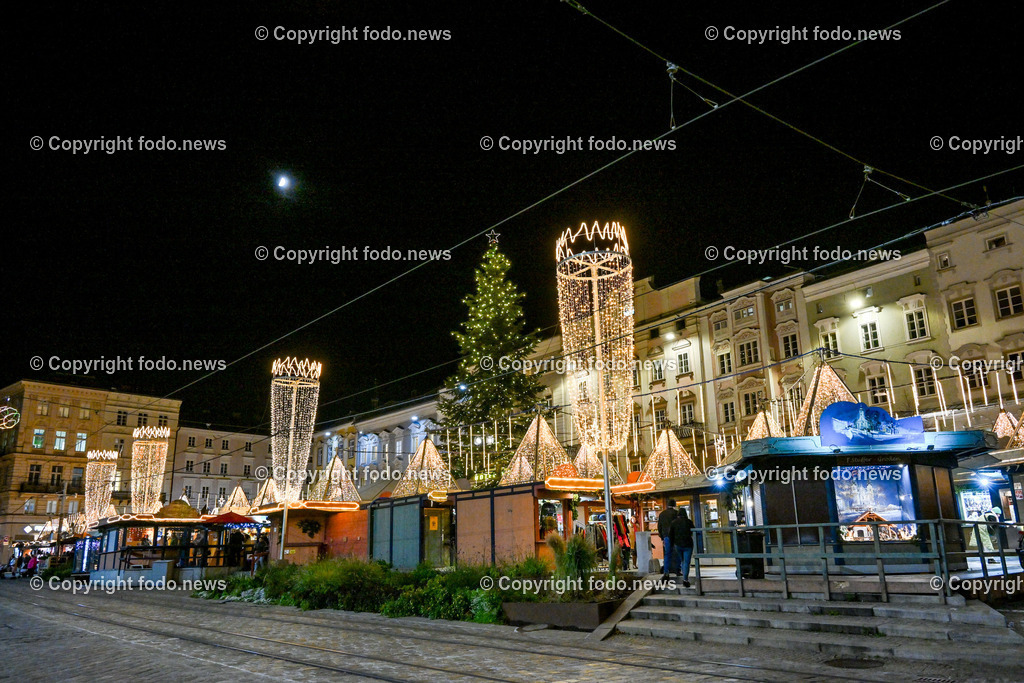 Weihnachtsmarkt_ Linz_ 22.11.2023-47 | 22.11.2023, Linz, AUT, Christkindlmarkt, Hauptplatz Linz, Weihnachtsdekoration, im Bild Christkindlmarkt, Weihnachtsmarkt, Hauptplatz Linz, Huetten, Standln, Besucher, Tradition, Brauchtum, Beleuchtung