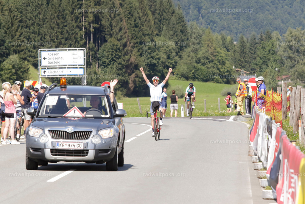 913_20230817_Bewerb_Maenner_Muehlanger | AUT - OESTERREICH, 2023-08-16: SPORT RENNRAD-FAHREN - 55. INTERNATIONALER RADWELTPOKAL IN ST. JOHANN IN TIROL  - Vintage-Radrennen mit WM-Bronze-Medaillen-Siegerin Christina Schweinberger, den Teilnehmer und Alexander Baumann (vom Orginastions-Team) - TAG 2 BEWERB MAENNER IN SECHS GRUPPEN  ; Foto: Roland Muehlanger