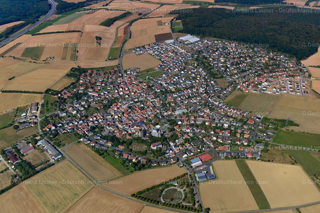 3650579 | WALDBRUNN 13.09.2016 Stadtgebiet mit Außenbezirken und Innenstadtbereich am Rand von landwirtschaftlichen Feldern und Ackerflächen in Waldbrunn im Bundesland Bayern, Deutschland // Urban area with outskirts and inner city area on the edge of agricultural fields and arable land in Waldbrunn in the state Bavaria, Germany Foto: Gerhard Launer