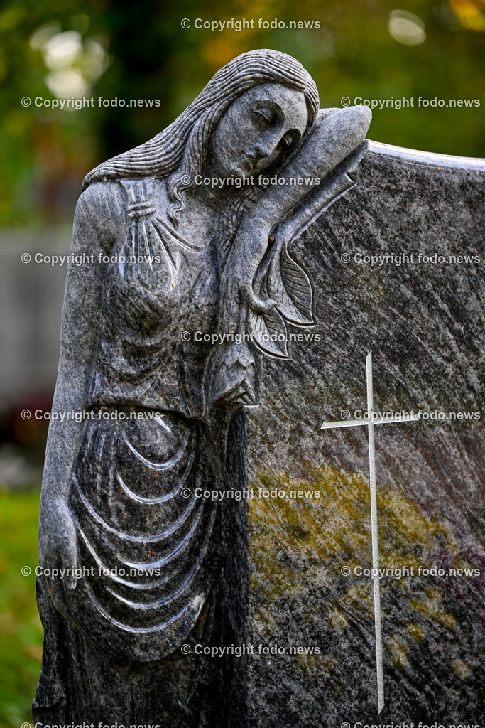 Friedhof_ Kreuz_ Kruzifix_ Jesu Christi_ Allerheiligen_ 26.10.2024-41 | 26.10.2024, Friedhof, AUT, Allerheiligen, Themenbilder im Bild Friedhof, Kreuz, Kruzifix, Jesu Christi, Allerheiligen, Engerl, Engel, Kerzen, Grab, Grablicht, Blumen, Skulptur, Grabstein, Symbolbild, Grablaterne, Grabkerze, Grabkerzen, Grablichter, Kerze, Grabkreuz, Gedenken, Bestattung, Verstorbene, Totenruhe, Grab, Urne, Blumenschmuck, Schmuck, Besucher, Feature, kreativ, creativ, Linz