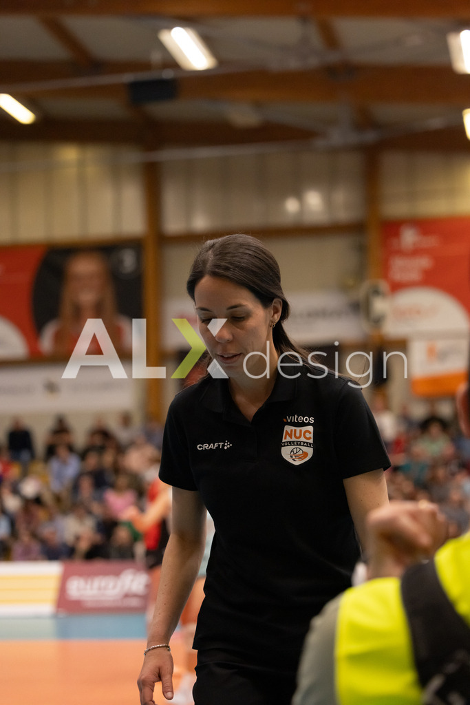 Volleyball I Frauen I Saison 2025-2026 I Volleyball NLA | Women I  Playoffs Finals 2/5 I  VC Kanti Schaffhausen - viteos NUC I  10.04.2026 | Laura Girolami (CH) (Viteos NUC) – Cheftrainer - Realisiert mit Pictrs.com