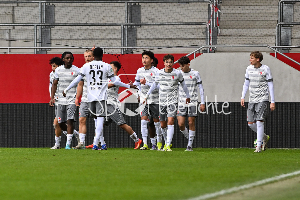 FC Bayern München - Berliner Athletik Klub | MUNICH, GERMANY - 21. FEBRUARY: Jubel der Berliner nach dem Treffer zum 1-1 Ausgleich durch Andrii PROKAZIUK (Berliner AK U19 14) / Tor / Torschuetze / Freude / Happy während dem Spiel zwischen der U19 des FC Bayern München und der U19 des Berliner Athletik Klubs am 3. Spieltag der DFB-U19 Nachwuchsliga am FC Bayern Campus