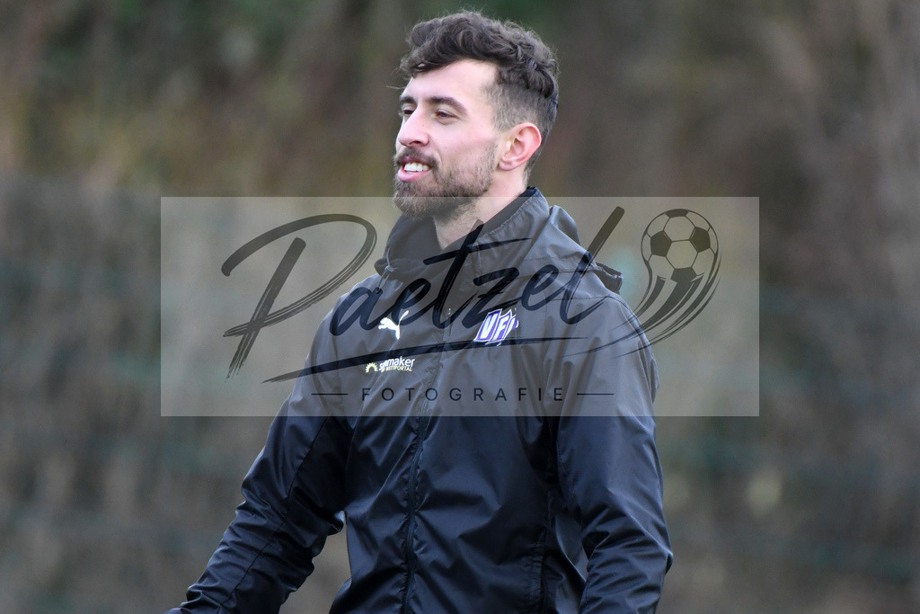 20200131_TRAOSN_0111 | Fußball, Herren: Manuel Farrona Pulido (VfL Osnabrueck) schaut waehrend der Trainingseinheit des VfL Osnabrueck im Sportpark Illoshoehe am 31.01.2020 in Osnabrueck, Deutschland. - Realisiert mit Pictrs.com