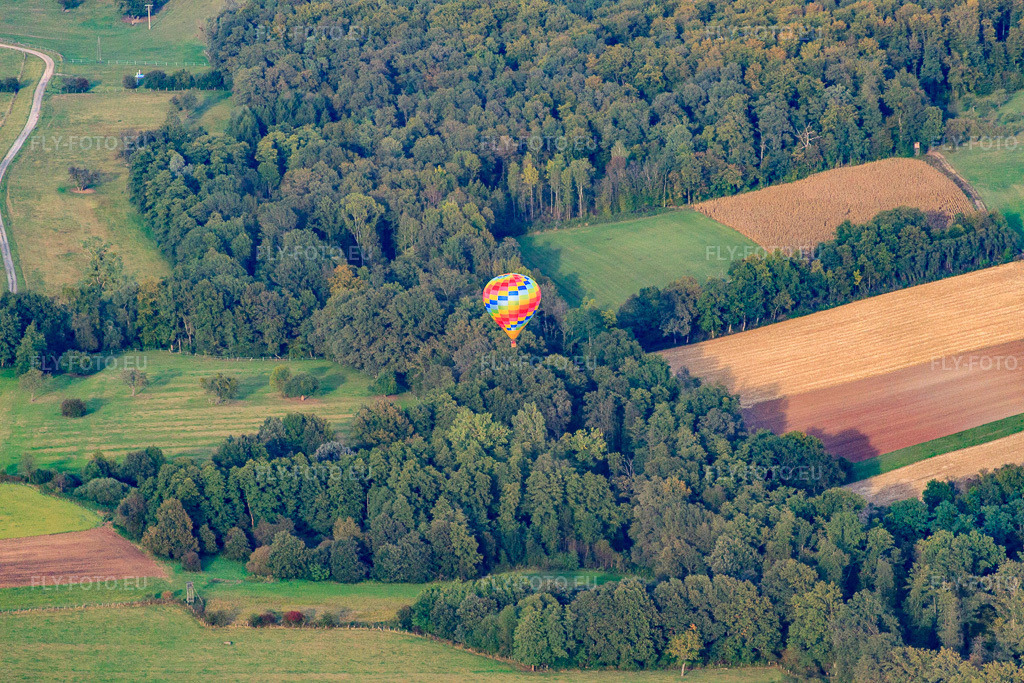 Vue aérienne: Montgolfière au-dessus du Haras Lerchenberg à Gundershoffen dans le département Bas Rhin, France – .Photo: IMG_53645.jpg prise le 30/09/2012 par Werner Riehm/FLY-FOTO.eu – Résolution de l'original: 4752 x 3168 px