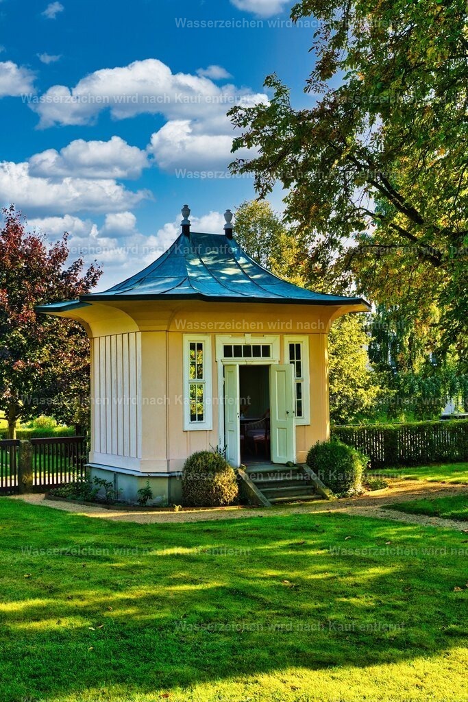 Herrnhut - historische Gartenhäuser im Garten des Heimatmuseums | Historische barocke Herrnhuter Gartenhäuser mit liebevollen Details und zeittypischer Architektur – ein stimmungsvolles Zeugnis der Garten- und Baukultur. Herrnhut ist eine Stadt im sächsischen Landkreis Görlitz in der Oberlausitz. Zentral zwischen den Städten Löbau und Zittau gelegen, ist sie als Gründungsort der Herrnhuter Brüdergemeine, durch die Produktion der Herrnhuter Sterne und internationale Missionsarbeit bekannt. - Realisiert mit Pictrs.com