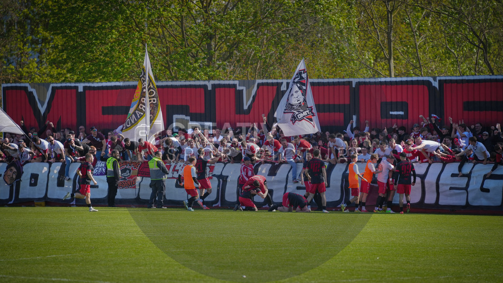 Fußball, Herren, Saison 2025/2026, Brandenburgliga, 23. Spieltag, Brandenburger SC Süd 05 vs. BSG Stahl Brandenburg, Samstag 25.04.2026, Werner-Seelenbinder-Sportplatz Brandenburg an der Havel | Fußball, Herren, Saison 2025/2026, Brandenburgliga, 23. Spieltag, Brandenburger SC Süd 05 vs. BSG Stahl Brandenburg, Samstag 25.04.2026, Werner-Seelenbinder-Sportplatz Brandenburg an der Havel, Im Bild: Die Spieler des Brandenburger SC Süd feiern mit den Fans den Treffer zum 4:2 - Realisiert mit Pictrs.com