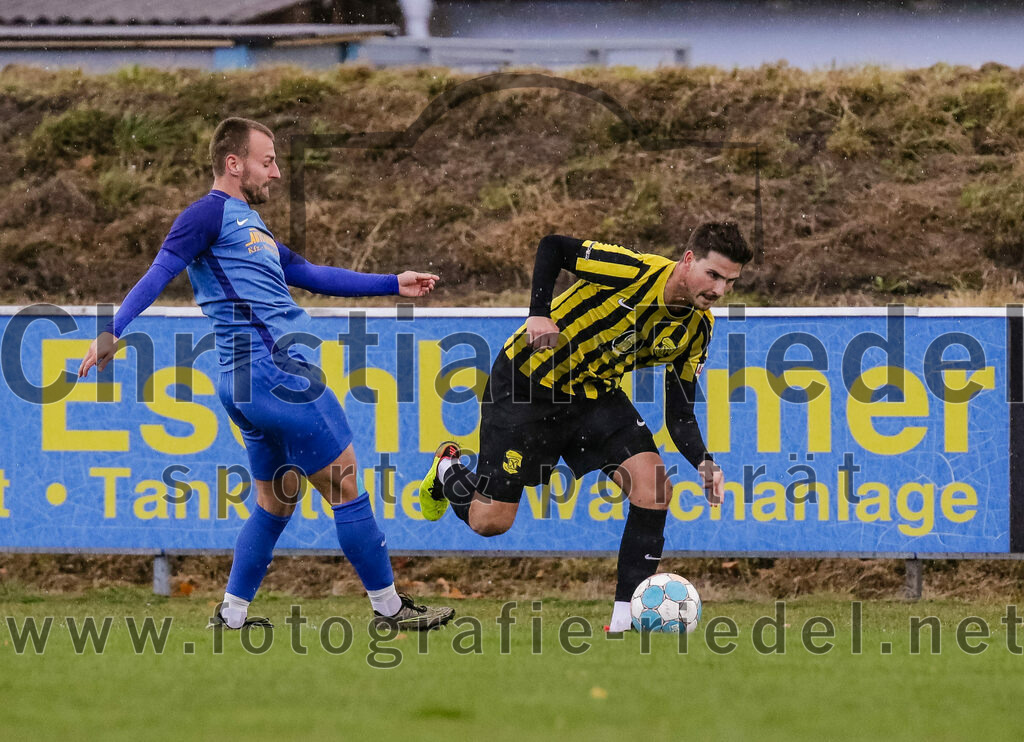 2023-11-11_067_FC_Moosinning_gegen_TSV_Peterskirchen | Moosinning, Deutschland, 11.11.2023:
Fußball, Bezirksliga Oberbayern Ost 2023 / 2024, 17. Spieltag, FC Moosinning gegen TSV Peterskirchen, Endergebnis: 5:0

Florian Rudholzner (TSV Peterskirchen, #9), Christian Reiser (FC Moosinning, #17)

Foto: Christian Riedel / fotografie-riedel.net
