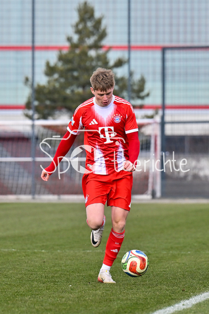 FC Bayern Amateure - FC Viktoria Pilsen U23 | MUNICH, GERMANY - 03. FEBRUARY: am Ball Anton HEINZ (FC Bayern München II 11) während dem Testspiel zwischen den Amateuren des FC Bayern und dem FC Viktoria Pilsen B am FC Bayern Campus