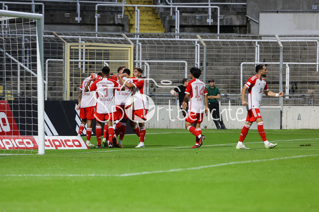 FC Bayern Amateure - FC Memmingen | Jubel der Amateure nach dem Treffer zum 3-2 durch Younes AITAMER (FCB #17) / Freude / Tor
