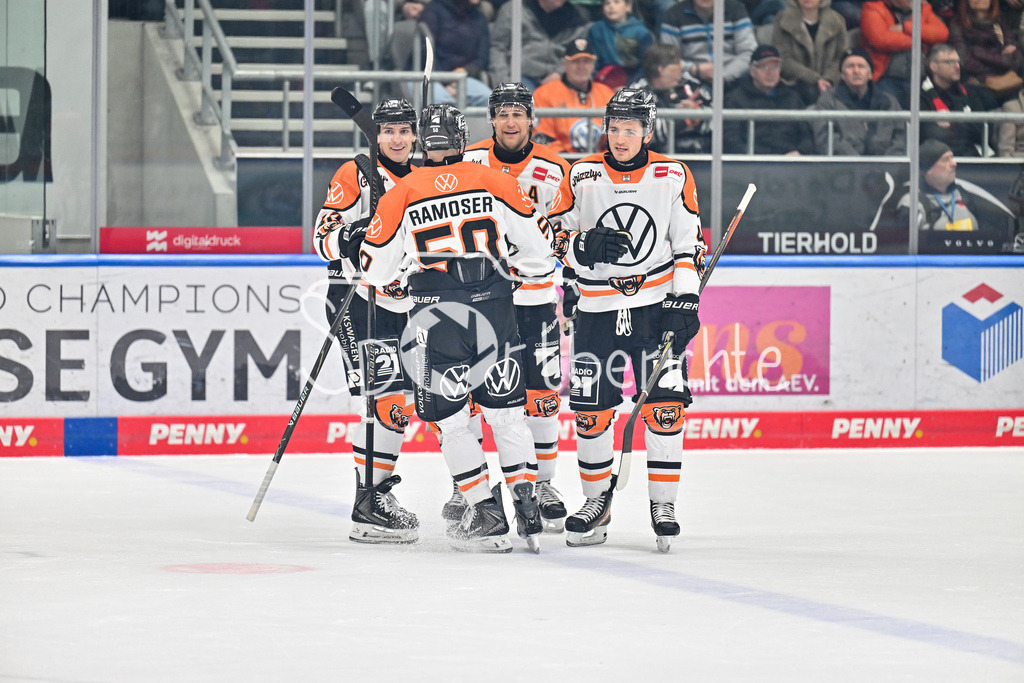 Augsburger Panther - Grizzlys Wolfsburg | AUGSBURG, GERMANY - 15. MARCH: Jubel der Gäste nach dem Treffer zum 1-3 durch Juian CHROBOT (Grizzyls Wolfsburg 40) Tor / Torschuetze / Freude / Happy während dem Match zwischen den Augsburger Panthern und den Grizzlys Wolfsburg am 52. Spieltag der Penny DEL im Curt Frenzel Stadion