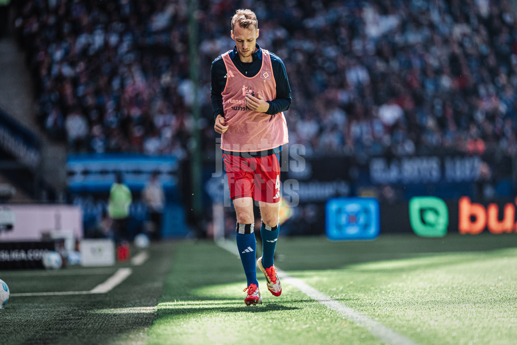 Fußball | Männer | Saison 2024/2025 | 2. Fußball-Bundesliga | 31. Spieltag | Hamburger SV vs. Karlsruher SC | 27.04.2025 | Sebastian Schonlau (#4, HSV) läuft sich ein