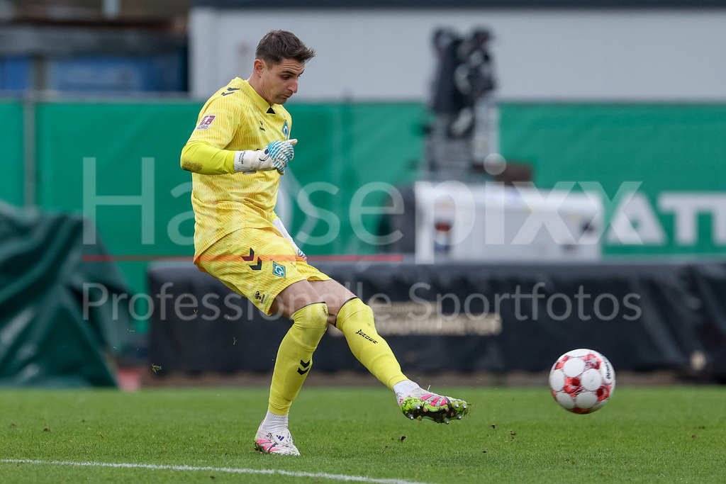Fussball, Regionalliga Nord, SV Werder Bremen II - FSV Schöningen | Sebastian Mielitz (Torhüter, Torwart, SV Werder Bremen II, 21) am Ball, Freisteller, Einzelbild, Ganzkörper, Aktion, Action, Spielszene