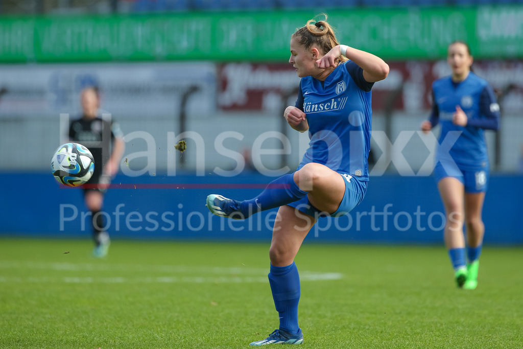 Fussball, 2. Frauen-Bundesliga, SV Meppen - FC Ingolstadt 04 | v.li.: Toma Ihlenburg (SV Meppen, 4) am Ball, Einzelbild, Ganzkörper, Aktion, Action, Spielszene, DIE DFB-RICHTLINIEN UNTERSAGEN JEGLICHE NUTZUNG VON FOTOS ALS SEQUENZBILDER UND/ODER VIDEOÄHNLICHE FOTOSTRECKEN. DFB REGULATIONS PROHIBIT ANY USE OF PHOTOGRAPHS AS IMAGE SEQUENCES AND/OR QUASI-VIDEO.