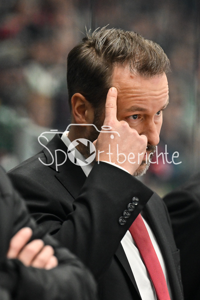 Augsburger Panther - Dresdner Eislöwen | AUGSBURG, DEUTSCHLAND - 06. MÄRZ: im Bild Thomas DOLAK CO-Trainer Augsburger Panther / Einzelfoto / Freisteller während dem Match zwischen den Augsburger Panthern und den Dresdner Eislöwen am 49. Spieltag der Penny DEL im Curt Frenzel Stadion