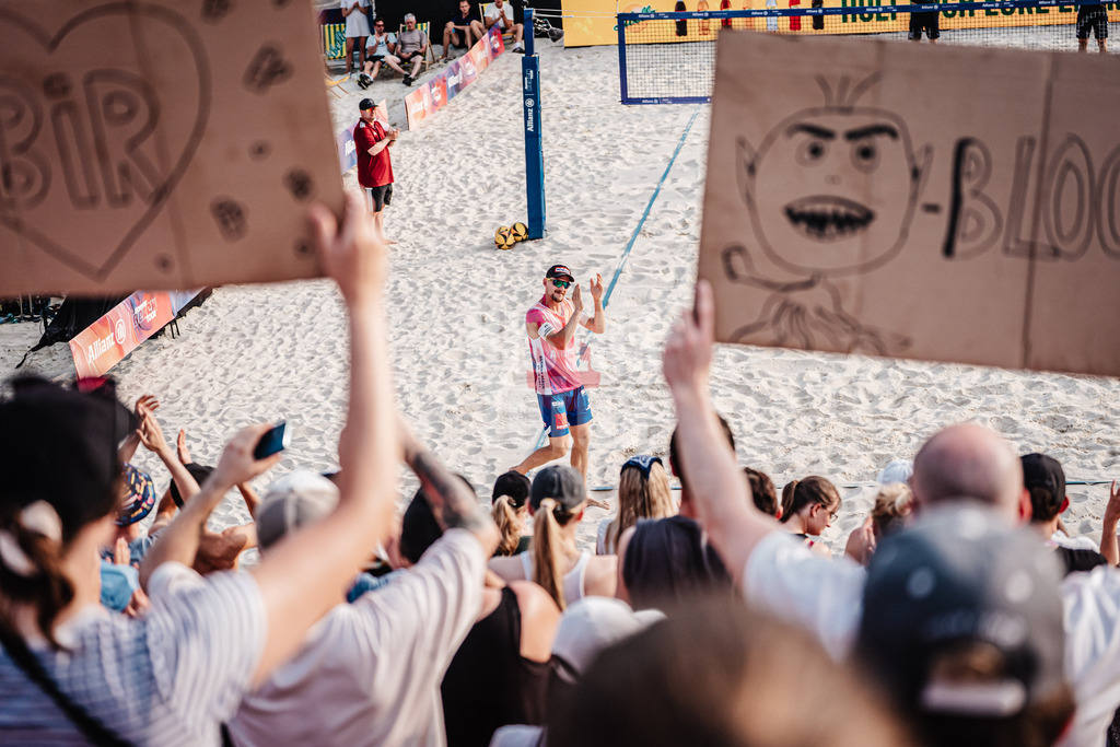 Beachvolleyball | Männer | Allianz German Beach Tour 2025 | Tourstop Bremen | 14.06.2025 | Bennet Poniewaz läuft in die Arena ein