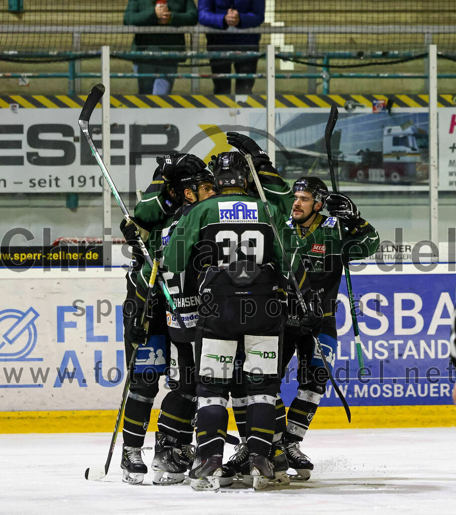 2023-02-19_027_TSV_Erding_gegen_VfE_Ulm-Neu-Ulm | Erding, Deutschland, 19.02.2023:
Eishockey, Bayernliga Meisterrunde Gruppe B 2022 / 2023, 5. Spieltag, TSV Erding gegen VfE Ulm/Neu-Ulm, Endergebnis: 

Jubel nach dem 1:0
Mark Waldhausen (Erding Gladiators, #27), Thomas Plihal (Erding Gladiators, #39), Philipp Michl (Erding Gladiators, #77)

Foto: Christian Riedel / fotografie-riedel.net