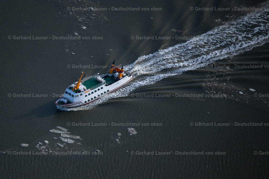 4044231 | JUIST 14.02.2021 Winterluftbild Fahrt eines Fähr- Schiffes " Frisia X " zwischen Treibeis- Schollen vor der Nordsee- Insel Juist im Bundesland Niedersachsen, Deutschland.