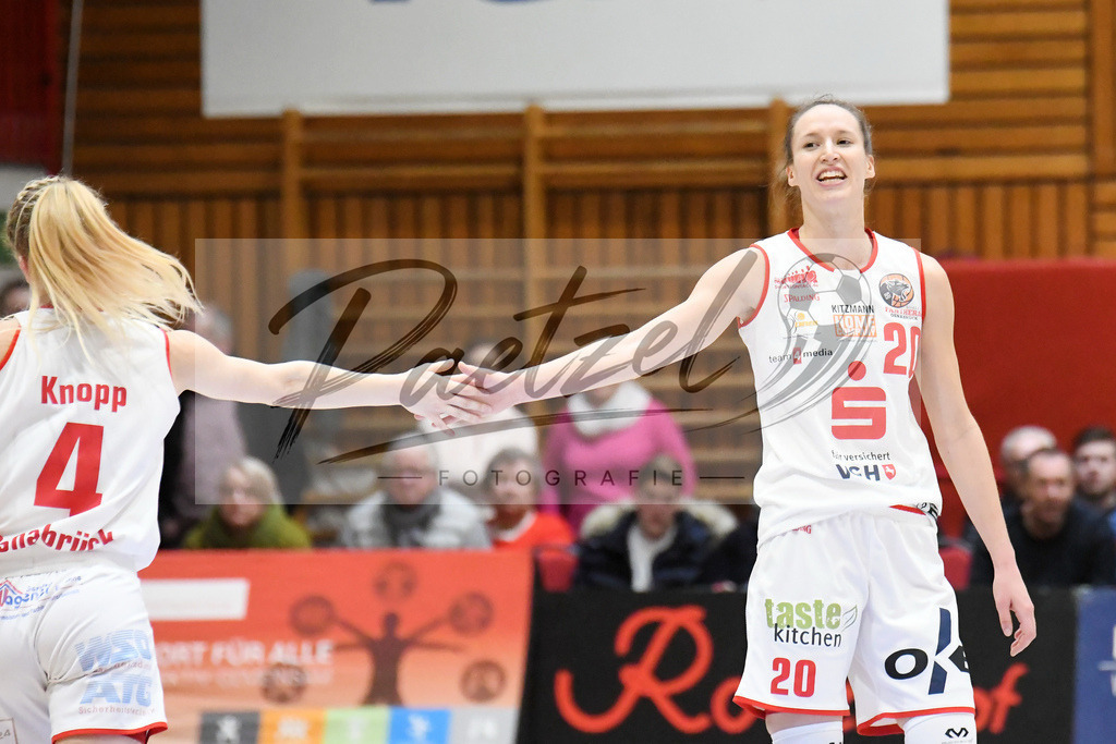 20200126_PANHAL_0047 | Basketball, Frauen: Melli Knopp (GiroLive-Panthers Osnabrück) und Kata Takacs (GiroLive-Panthers Osnabrück) klatschen sich ab beim Spiel der Toyota DBBL zwischen GiroLive-Panthers Osnabrück vs. GISA LIONS SV Halle am 26.01.2020 im Panthers Dome in Osnabrück, Deutschland.(Foto von Nico Paetzel) - Realisiert mit Pictrs.com