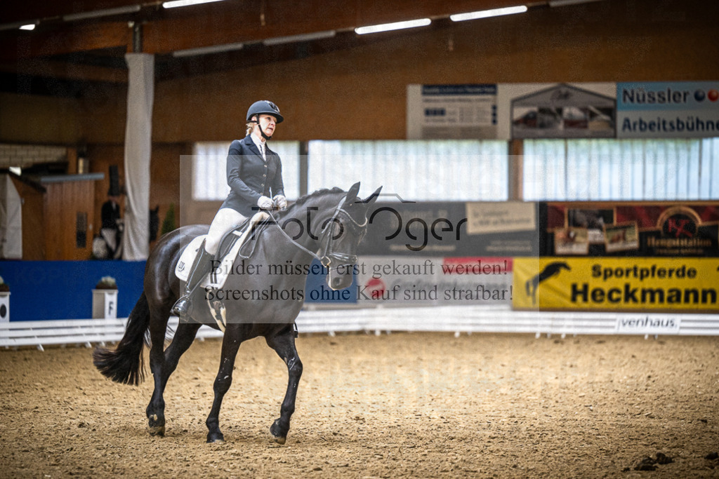 DOS_3426 | Entdecke hochwertige Reitturnierfotos von Foto Oger. Professionell, emotional und authentisch – jetzt Lieblingsmomente im Shop bestellen.Deutschlandweite Turnierfotografie. - Realisiert mit Pictrs.com