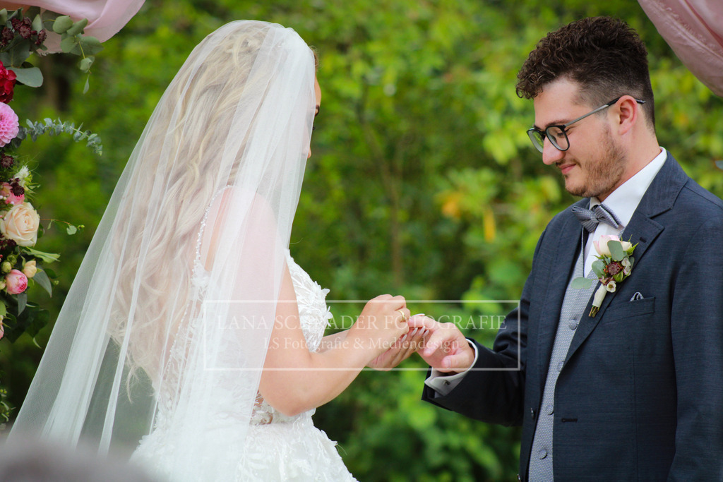 Hochzeit Sven _ Evi 08.07.22 Freie Trauung-25 | lanaschraderfotografie - Realisiert mit Pictrs.com