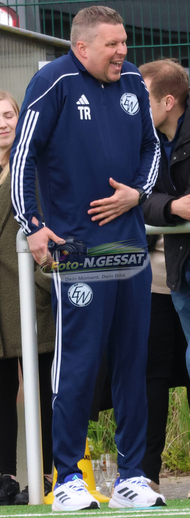 SC Enger - SV Enger-Westerenger | Auf dem Bild zu sehen: blau SV Enger-Westerenger Trainer: Tim Feichtinger  SC Enger, SV Enger-Westerenger, Saison 25/26, Kreisliga A, Enger, Deutschland - Realisiert mit Pictrs.com