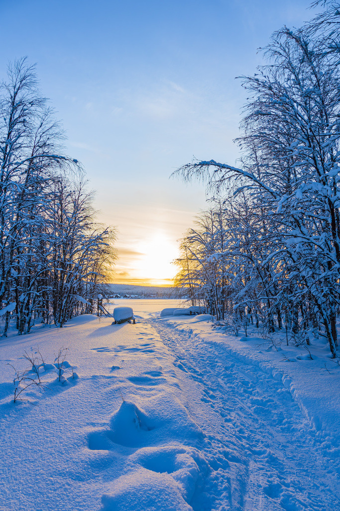 Landschaft im Winter mit Sonnenuntergang und Wald in Äkäslompolo, Finnland | Landschaft im Winter mit Sonnenuntergang und Wald in Äkäslompolo, Finnland.