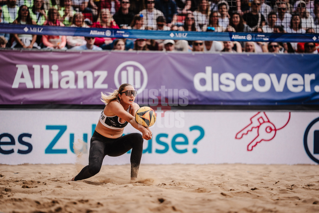 Beachvolleyball | Frauen | Allianz German Beach Tour 2025 | Tourstop Düsseldorf | 17.05.2025 | Anna-Chiara Reformat nimmt den Ball an