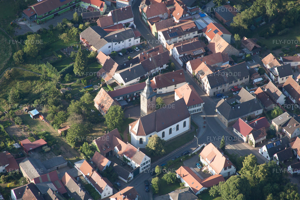 Luftbild: Kirche im Ortsteil Pleisweiler in Pleisweiler-Oberhofen im Bundesland Rheinland-Pfalz in Deutschland. Foto: IMG_51290.jpg vom 04.08.2012 durch Werner Riehm/FLY-FOTO.de