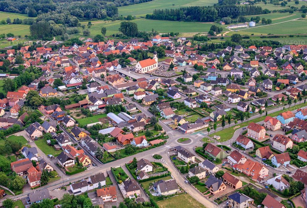 Vue aérienne: Rue de la Mairie depuis l'ouest à Mothern dans le département Bas Rhin, France – .Photo: IMG_28761.jpg prise le 14/06/2010 par Werner Riehm/FLY-FOTO.eu – Résolution de l'original: 4590 x 3121 px