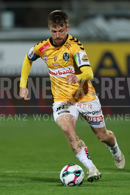 TSV Egger Glas Hartberg vs SV Oberbank Ried – Austrian Bundesliga Match | The image shows Philipp Pomer (Ried) run with the ball, at the Bundesliga match TSV Hartberg vs SV Ried at Profertil Arena Hartberg. 22.11.2025