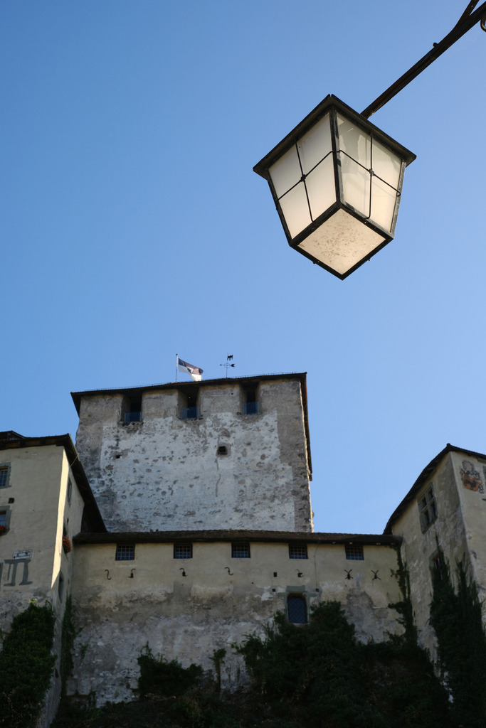 Blick auf die Schattenburg mit Laterne | Feldkirch, Austria - October 11, 2023: Blick auf die Schattenburg mit Laterne. - Realisiert mit Pictrs.com