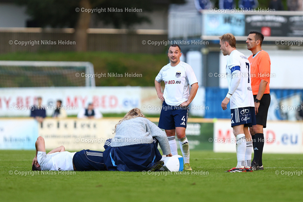 NH_TuSDassendorf_SVCurslackNeuengamme_OberligaHamburg_01082025 | #8 Hendrik Dettmann (TuS Dassendorf) liegt verletzt am Boden.Fußball I Herren I Gamesright Oberliga Hamburg I Saison 2025-2026  I 2. Spieltag I TuS Dassendorf - SV Curslack-Neuengamme I 01.08.2025 I Sportplatz Wendelweg