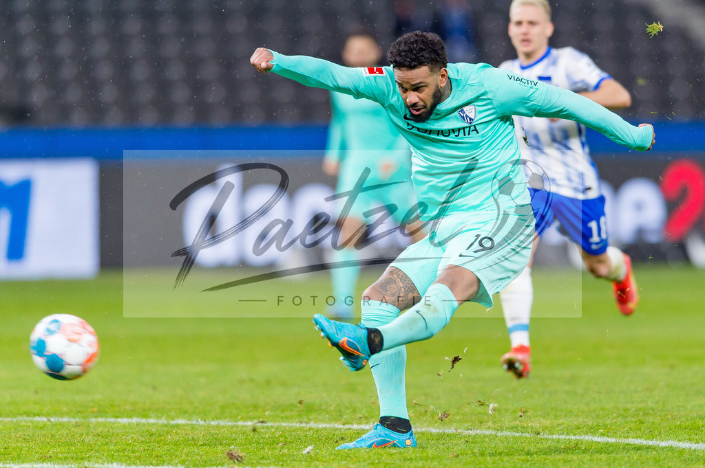 HERBOC20220204_264 | Fussball, Herren: Juergen Locadia (VfL Bochum) in Aktion, am Ball, Einzelaktion bei dem Spiel der 1. Bundesliga zwischen Hertha BSC und VfL Bochum im Olypiastadion am 04.02.2022 in Berlin, Deutschland.DFB / DFL REGULATIONS PROHIBIT ANY USE OF PHOTOGRAPHS AS IMAGE SEQUENCES AND/OR QUASI-VIDEO. - Realisiert mit Pictrs.com