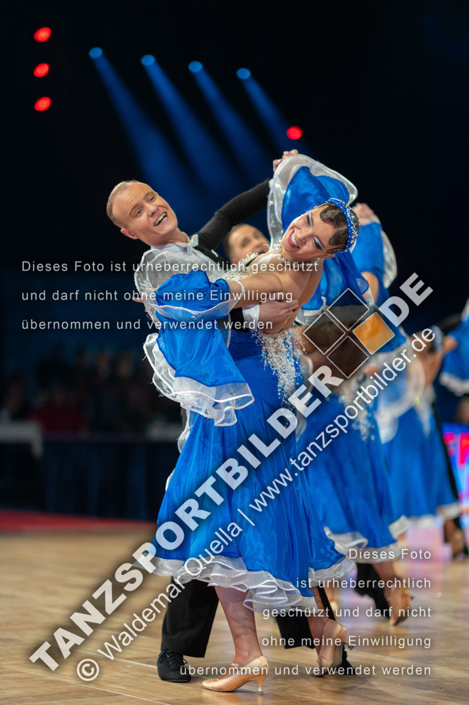 20251206-05390 | Hier finden Sie Tanz Bilder vom Latein und Standard Formationen tanzen. Sportbilder vom Tanzsport. Schöne Fotos und von Weltmeisterschaft, Europameisterschaft, Bundesliga, Regionalliga, Oberliga und Landesliga sowie von GOC Stuttgart, DanceComp, WM Bremen