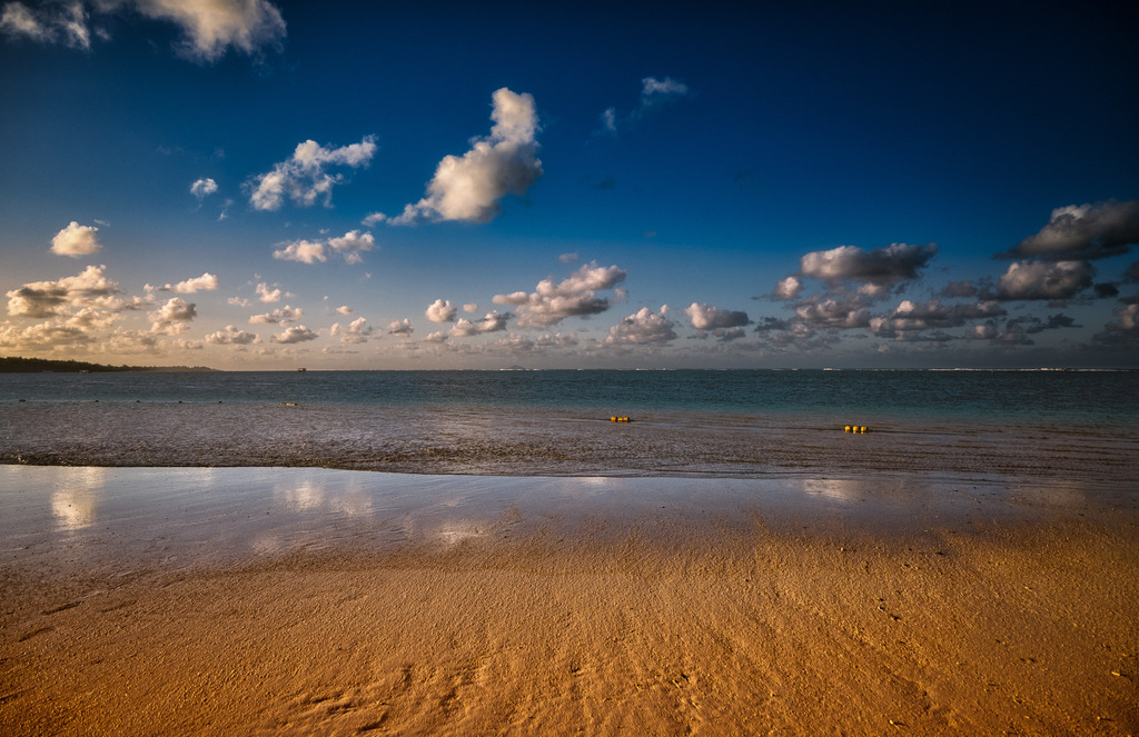 Weite | Ich mag Weite, sei es von einem Berg aus, oder wie hier am Meeresufer zum Horizont blickend. 
Wer glaubt die Erde sei flach, kann in rund 6000 Kilometer Entfernung Australien am Horizont sehen, alle anderen müssen es sich vorstellen.
-----------------------------------------------------------------
I like wide open spaces, be it from a mountain or looking at the horizon like here on the sea shore.
If you think the earth is flat, you can see Australia on the horizon about 6000 kilometers away, everyone else has to imagine it.
-----------------------------------------------------------------
Dieser Druck ist in einer limitierten Auflage von 5 Exemplaren erhältlich. 
This print is available in a limited edition of 5 copies. 
http://art.hess.photography/147-weite.html - Realisiert mit Pictrs.com