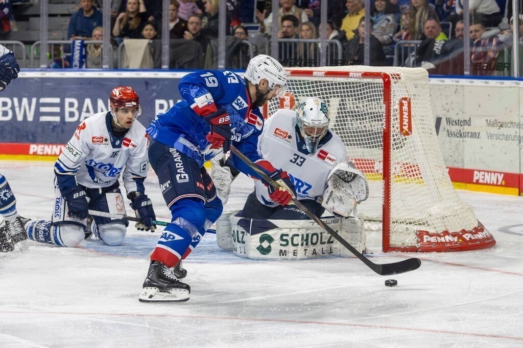 DEL, Deutsche Eishockey Liga Saison 2025/26, 52. Spieltag: Adler Mannheim gegen Schwenninger Wild Wings | DEL, Deutsche Eishockey Liga Saison 2025/26, 52. Spieltag: Adler Mannheim gegen Schwenninger Wild Wings***Gute Torchance für Luke Esposito (19, Mannheim) - Realisiert mit Pictrs.com