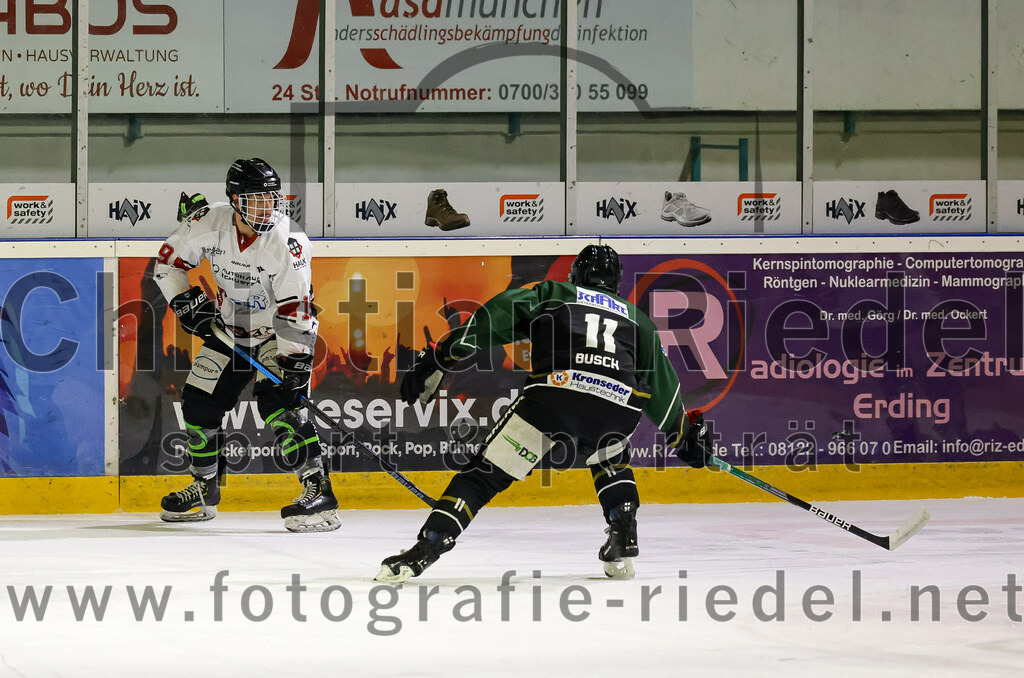 2022-11-06_026_TSV_Erding_gegen_EHC_Koenigsbrunn | Erding, Deutschland, 06.11.2022:
Eishockey, Bayernliga 2022 / 2023, 11. Spieltag, TSV Erding gegen EHC Königsbrunn, Endergebnis: 1:7

Matthias Baumhackl (EHC Klostersee, #19), Sebastian Busch (Erding Gladiators, #11)

Foto: Christian Riedel / fotografie-riedel.net