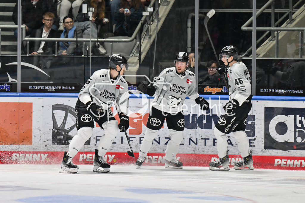 Augsburger Panther - Kölner Haie | Jubel der Haie nach dem Anschlusstreffer zum 1-3 durch Parker TUOMIE (Koelner Haie #62) / Treffer / Tor / Torschuetze / Freude / Happy / DEL: Augsburger Panther - Koelner Haie, Curt Frenzel Stadion am 02.03.2025