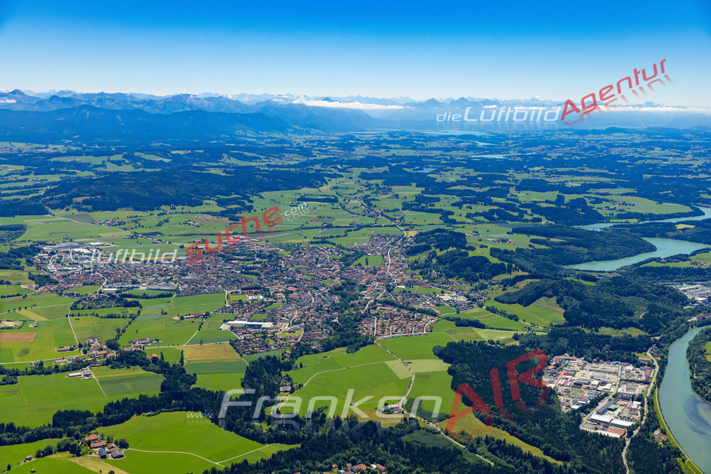 Aktuelles Luftbild von  Peiting - Die Luftaufnahme wurde 2022 mittels UL-Flugzeug erstellt ( keine Drohne ) - hochauflösende Kamera-Systeme von  Canon -Beste Qualität - Für grossformatige Ausdrucke geeignet. Die Geschenkidee !