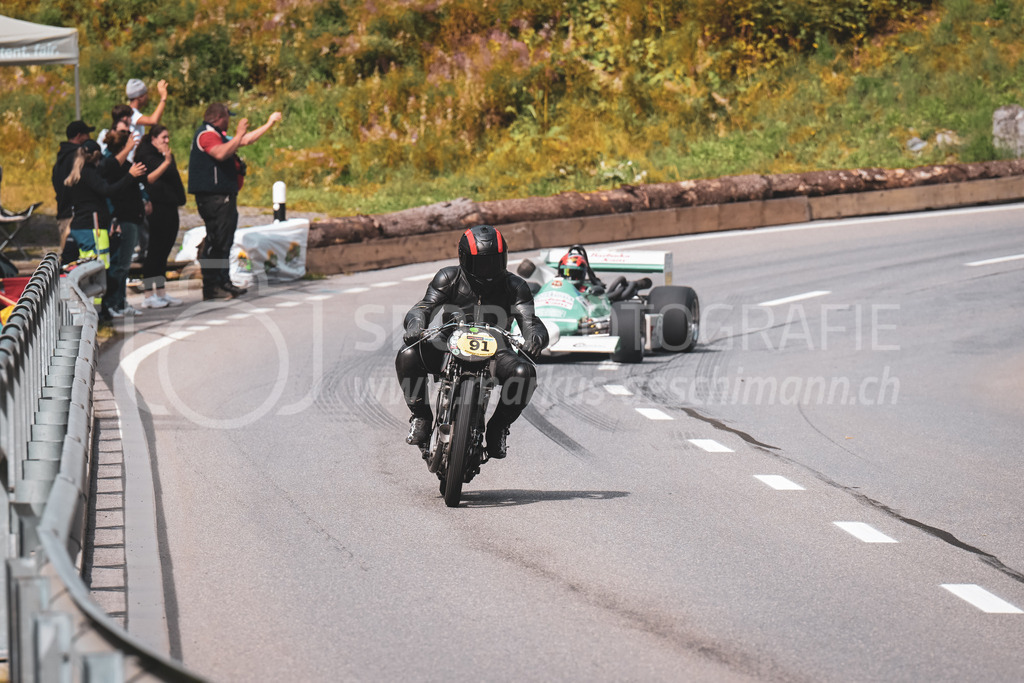 21. Arosa ClassicCar 2025 - 7. =September= 2025 | Das Feld der Motorräder am 21. Arosa ClassicCar 2025..@arosaclassiccar, @arosa.official, #arosaclassiccar, #arosa, #76curves, #classiccarBild: Sportfotografie Markus Aeschimann | www.markus-aeschimann.ch - Realisiert mit Pictrs.com