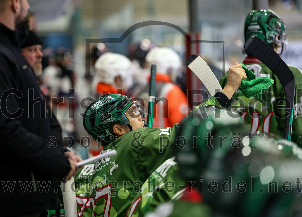 2023-12-17_083_TSV_Erding_gegen_ESC_Kempten | Erding, Deutschland, 17.12.2023:
Eishockey, Bayernliga Vorrunde 2023 / 2024, 18. Spieltag, TSV Erding gegen ESC Kempten, Endergebnis: 5:1

Mark Waldhausen (Erding Gladiators, #27)

Foto: Christian Riedel / fotografie-riedel.net