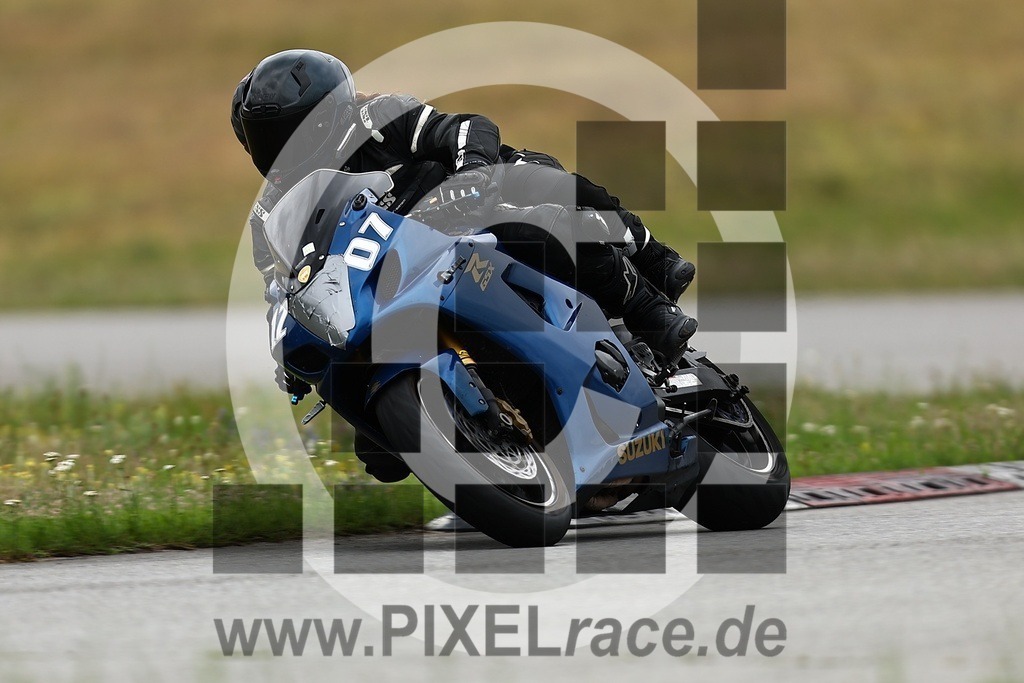1207-20250726_01670 | Schöne Erinnerungen an spannende Momente - das festzuhalten ist unser Job. PIXELrace.de ist seit 2003 auf den Rennstrecken Europas unterwegs um die Action draußen beim Fahren und die wunderbare Stimmung imm Fahrerlager für euch einzufangen.
