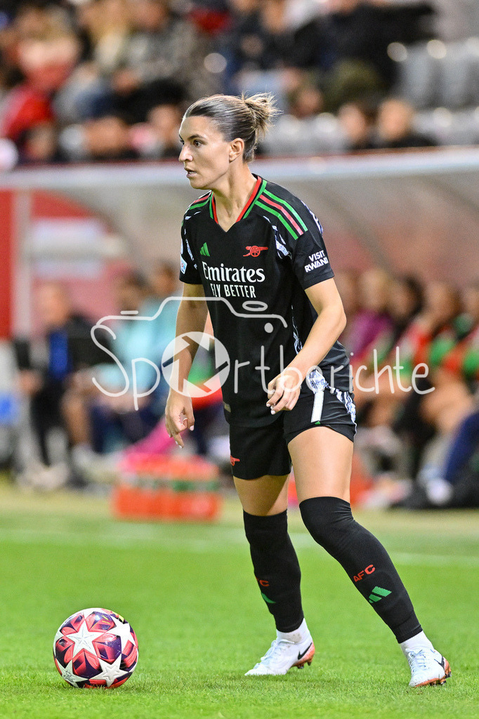 FC Bayern München Frauen - Arsenal London Frauen | am Ball Steph CATLEY (Arsenal London #7) / Freisteller / Einzelfoto / UEFA Womens Champions League: FC Bayern München Frauen - Arsenal London Frauen, FC Bayern Campus am 09.10.2024