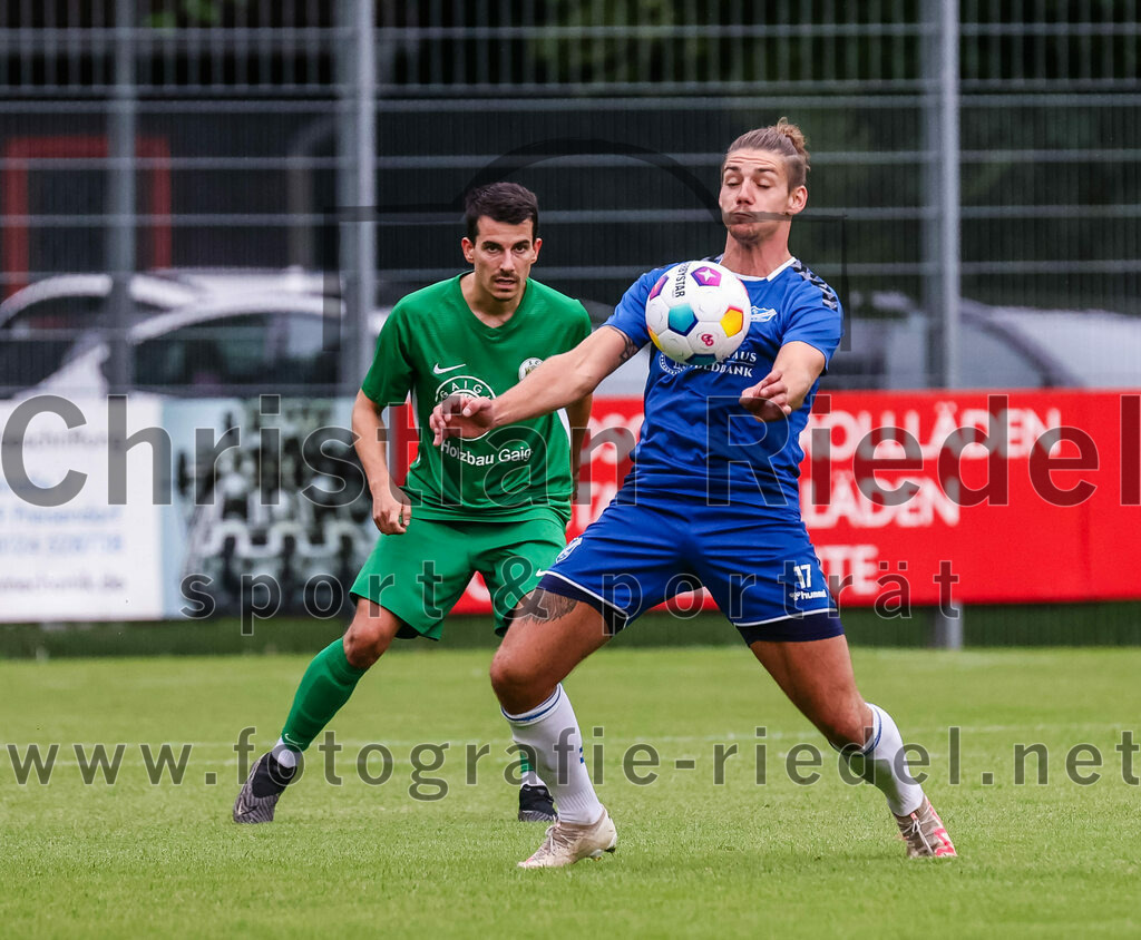2023-08-04_034_FC_Forstern_gegen_FC_Langengeisling_II | Forstern, Deutschland, 04.08.2023:
Fußball, Kreisklasse 2023 / 2024, 1. Spieltag, FC Forstern gegen FC Langengeisling II, Endergebnis: 2:1

Dominic Fumelli (FC Forstern, #13), Maximilian Birnbeck (FC Langengeisling, #17)

Foto: Christian Riedel / fotografie-riedel.net