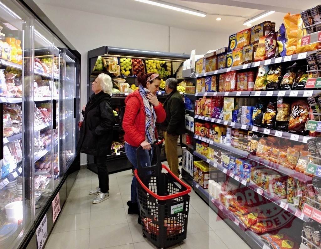 Shoppers buying groceries in small supermarket aisle | Customers pushing carts and choosing products in a brightly lit retail grocery store - Realisiert mit Pictrs.com