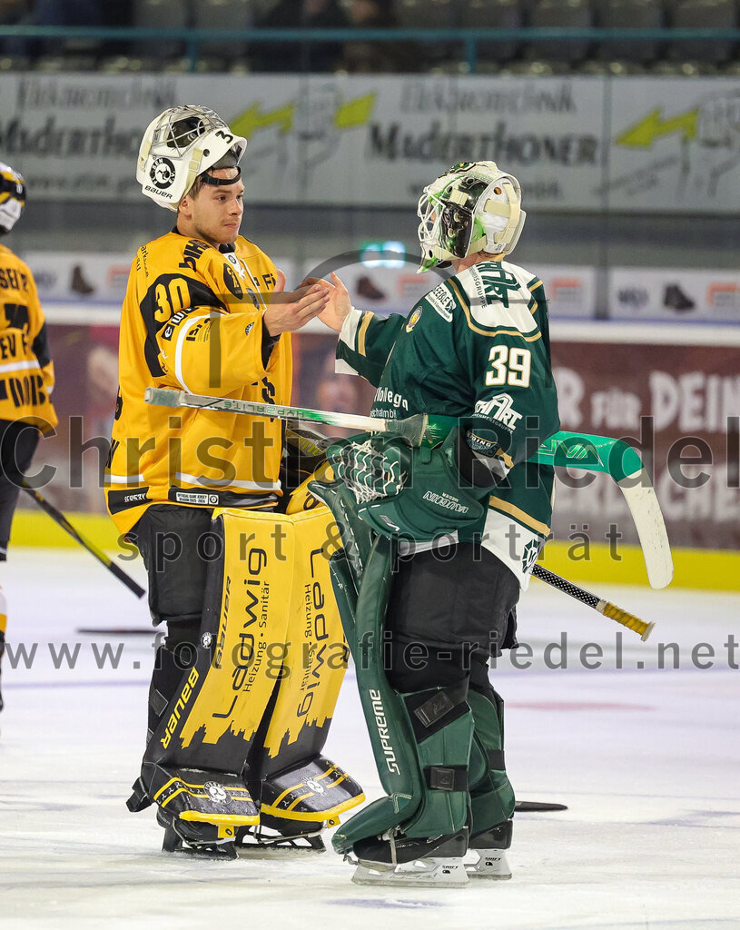 2025-08-22_171_TSV_Erding_gegen_EV_Fuessen | Erding, Deutschland, 22.08.2025:Eishockey, Oberliga Süd 2025 / 2026, Testspiel, TSV Erding gegen EV Füssen, Endergebnis: 1:4Torwart Timotej Pancur (EV Füssen, #30), Torwart Leon Meder (Erding Gladiators, #39)Foto: Christian Riedel / fotografie-riedel.net