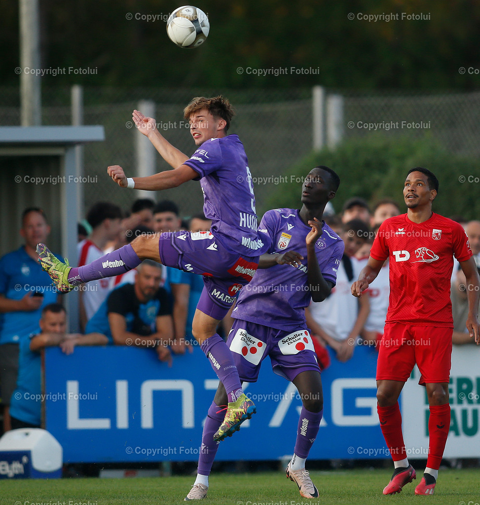 A_LUI_280824_07 | SPORT FUSSBALL UNIQA OEFB CUP 2024 2.RUNDE ASKOE OEDT-WIENER AUSTRIA 28.08.2024 IM BILD: VLADIR HENRIQUE BARBOASA (OEDT) UND MUHAREM HUSKOVIC UND ABUBAKR BARRY (BEIDE AUSTRIA) FOTO:FOTOLUI