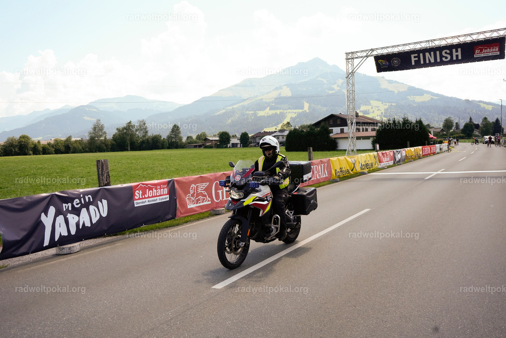 517_20230817_Bewerb_Maenner_Muehlanger | AUT - OESTERREICH, 2023-08-16: SPORT RENNRAD-FAHREN - 55. INTERNATIONALER RADWELTPOKAL IN ST. JOHANN IN TIROL  - Vintage-Radrennen mit WM-Bronze-Medaillen-Siegerin Christina Schweinberger, den Teilnehmer und Alexander Baumann (vom Orginastions-Team) - TAG 2 BEWERB MAENNER IN SECHS GRUPPEN  ; Foto: Roland Muehlanger