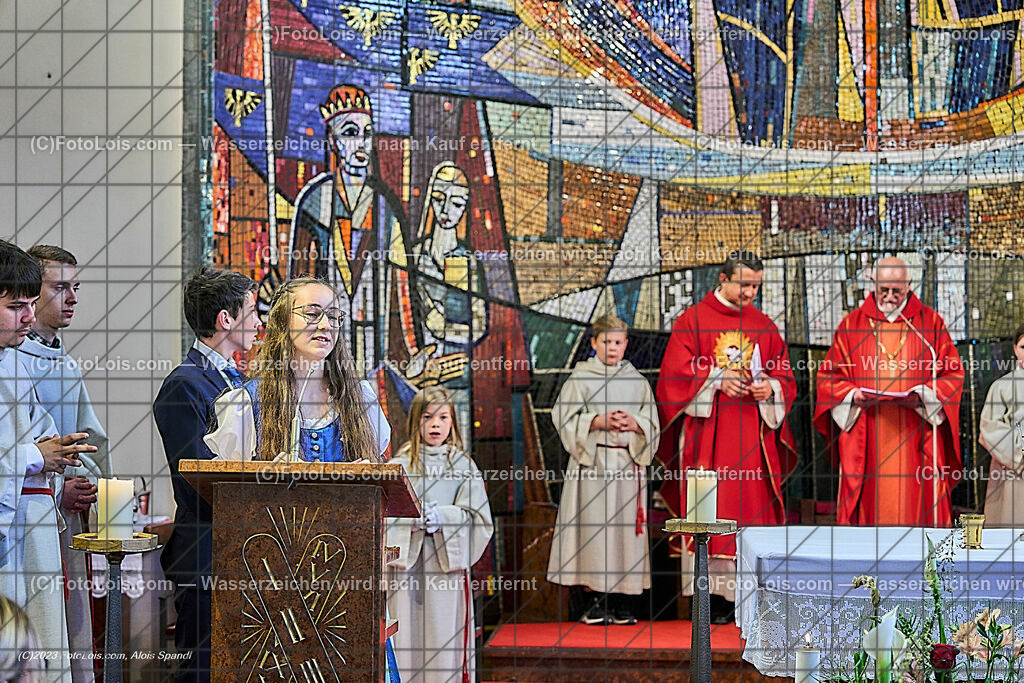 ALP2221_Pfarrfirmung Wieselburg | (C)FotoLois.com, Alois Spandl, Pfarrfirmung in Wieselburg mit Firmspender Eduard Gruber (ehemaliger Generalvikar der Diözese St. Pölten), Sa 3. Juni 2023.